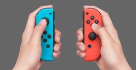 nintendo switch joy-con colorati in mano