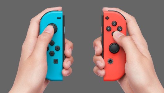 nintendo switch joy-con colorati in mano