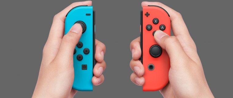 nintendo switch joy-con colorati in mano