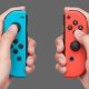 nintendo switch joy-con colorati in mano